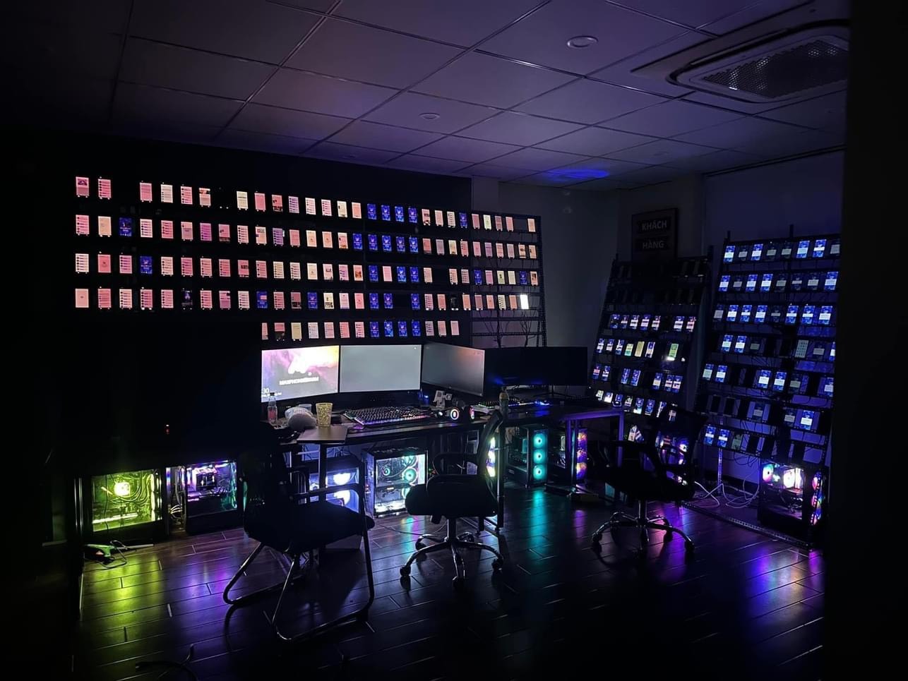 Mô hình Phone Farm với nhiều điện thoại kết nối